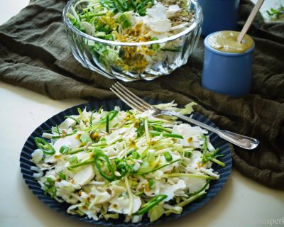 Cauliflower Slaw - Blumenkohl-Zuchhini-Salat mit Maracuja und einer cremigen Bananen-Curry-Sauce