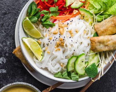 Asiatische Nudel-Bowl mit gelber Currysauce