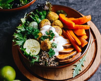 Herbstliche Falafelbowl mit Kurkuma-Falafeln und Tahini-Joghurt-Dip