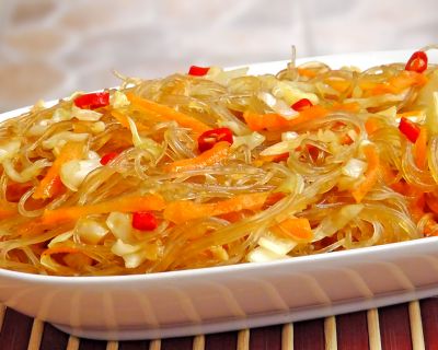 Chinesische gebratene Glasnudeln mit Gemüse