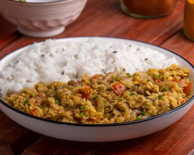 Indische rote Linsen mit Zwiebeln und Tomaten