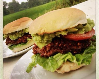 Kidneybohnen Burger mit Tomaten-Chili-Mayo