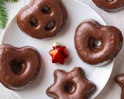 Weiche vegane Lebkuchen mit Schokolade (Herzen, Sterne, Brezeln)