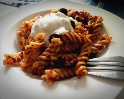 Ungeheuer-leckrer Nudelsalat mit Joghurtsoße