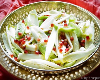 Fruchtiger Chicoreé-Kiwi-Salat an einem spritzigen Granatapfel-Ahorn-Dressing