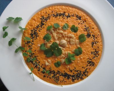 Rohe Paprika-Macadamia-Suppe