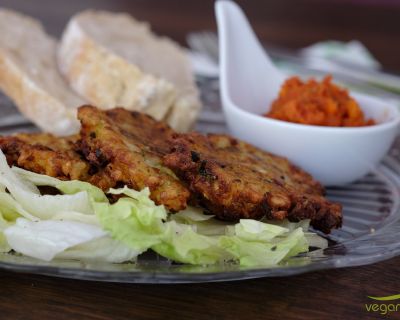 Vegane Zucchinipuffer mit Paprikadip