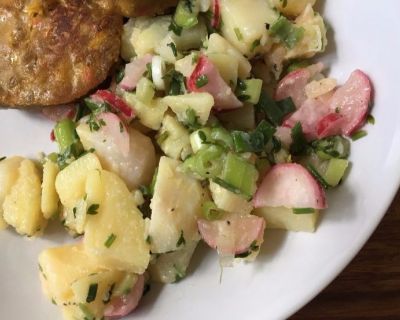 Frischer Kartoffelsalat mit Radieschen und Frühlingszwiebeln
