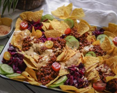 Vegane Nachos mit Linsen, Kraut & Cashewkäse