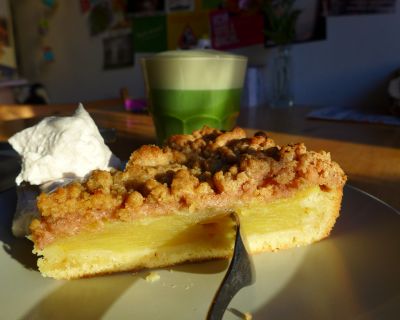 Veganer Apfelkuchen mit Zimtstreuseln und Sahne