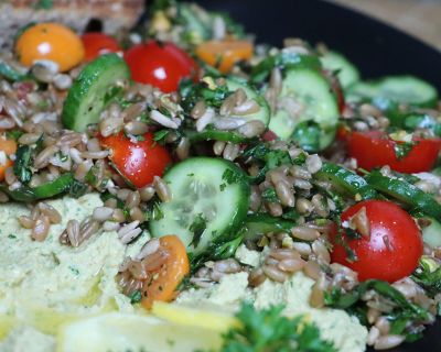 Grünkernsalat mit Hummus
