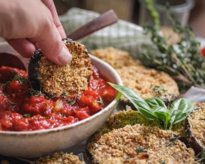 Würzig panierte Ofen-Auberginen mit Tomatensoße