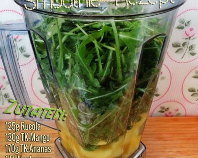 Grüner Smoothie mit Rucola, Petersilie, Hanfsamen, Mango, Ananas und Datteln