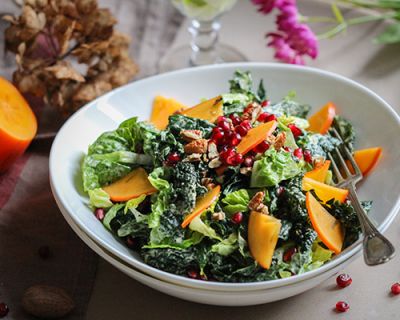 Salat mit Kaki, Granatapfelkernen & Pekannüssen