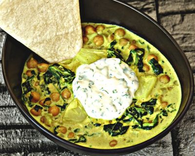 KICHERERBSEN CURRY MIT KORIANDER RAITA