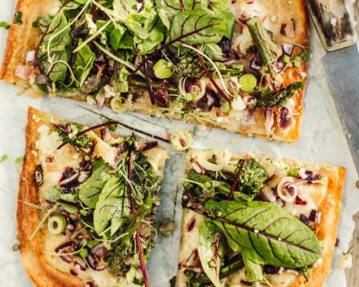 Super gesunder Frühlings-Flammkuchen auf Quinoa-Basis [vegan & glutenfrei] mit Jungzwiebel-Overdose, homemade Pesto und Blutampfer