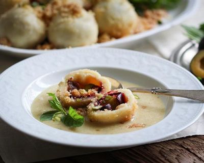 Vegane Zwetschkenknödel mit Vanillesoße, Butterbröseln & Pistazien