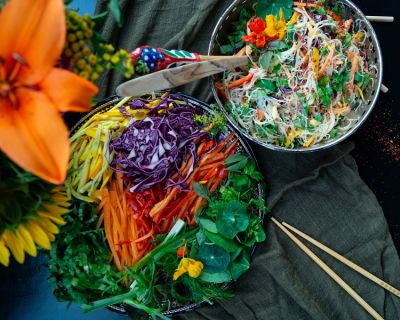 kunterbunter Reisnudelsalat mit Tahinasauce oder dekonstruierte Summerrolls / rainbow rice noodle salad with tahina dressing aka deconstructed summer rolls