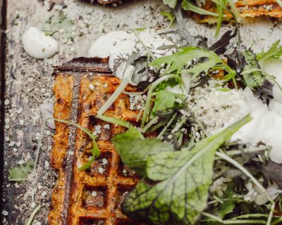 Herzhafte, saftige Kürbis-Chili-Waffeln mit Knoblauch-Zitronen-Joghurt  [vegan, glutenfrei]