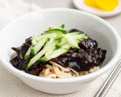 Veganes Jajangmyeon (Nudeln mit schwarzer Bohnensoße)