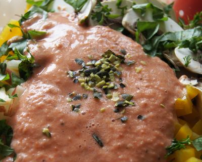 Rohkostsalat mit fruchtigem Tomatendressing