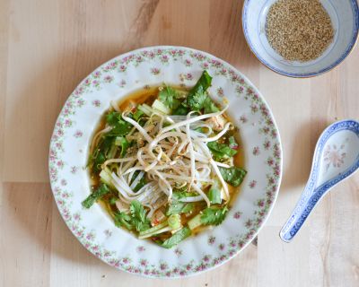 Asiatische Nudelsuppe – Mit Reisnudeln und viel Grün