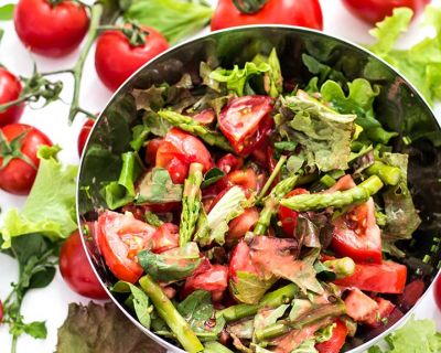 Tomaten-Spargelsalat mit Erdbeerdressing