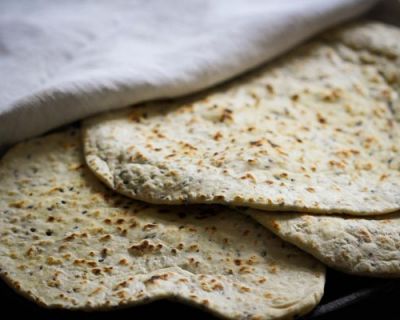 Frisches Fladenbrot mit Sesam