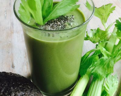 Power-Smoothie mit Sellerie, Avocado, Chiasamen, Banane
