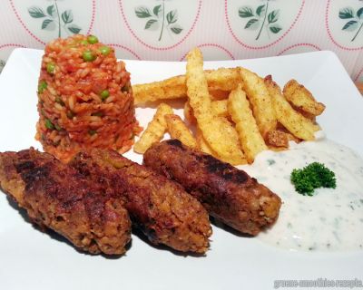 Vegane Cevapcici, Djuvec-Reis, Pommes & Knoblauch-Petersilien-Dip