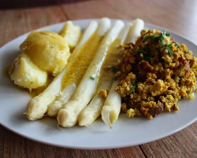 Spargel mit Rührtofu, Salzkartoffeln und Sauce Bearnaise