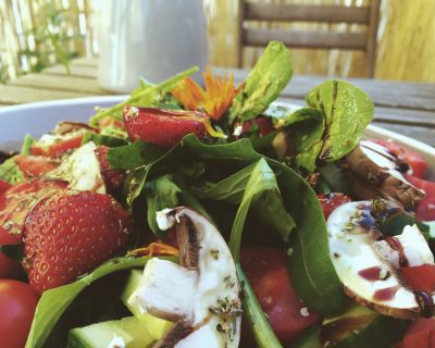 Wildkräutersalat mit Erdbeeren