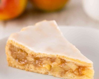 Veganer gedeckter Apfelkuchen