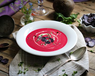 Rote Bete Suppe mit Wasabi & lila Kartoffelchips