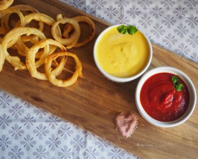 Für eine gemütlichen Abend daheim – Zwiebelringe mit 2 Dips