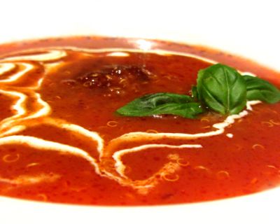 Tomatensuppe mit rotem Quinoa