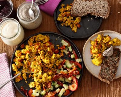 Rezepte für ein Power-Frühstück: Scrambled Tofu mit herzhaften Aufstrichen und glutenfreies Amaranth-Brot