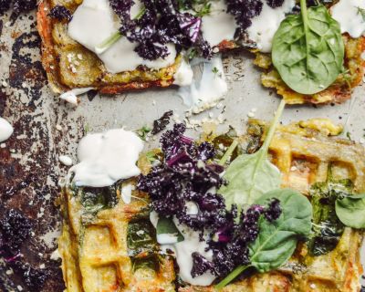 Herzhafte Kartoffel-Waffeln mit veganem Käse (geschmolzen, yummy!!), Spinat und lila Kale