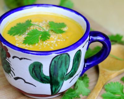 Vegane rote Linsensuppe mit Erdnussmus