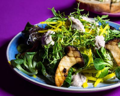 Blattsenfsalat mit Hasel-Weißwein-Dressing und Miso-Seitlingen
