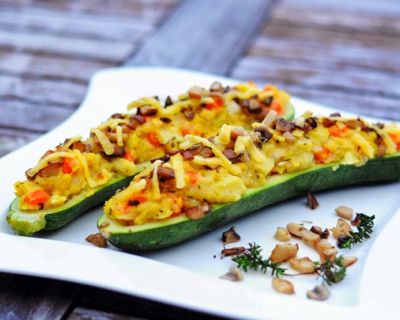 Zucchinischiffchen mit Gemüsepolenta und Pilzen
