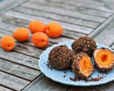 Marillenknödel mit Mandelbrösel
