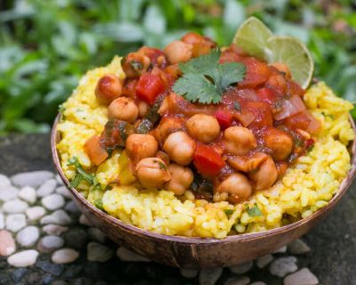 Veganer Kichererbseneintopf mit gelbem Reis