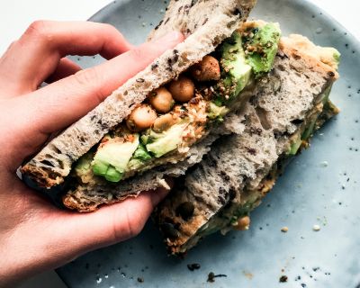 Pimp my Pausenbrot! Hummus-Stulle mit Avocado und gekräuterten Kichererbsen