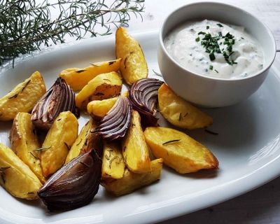 Rosmarinkartoffeln mit Zwiebeln und veganem Kräuterdipp