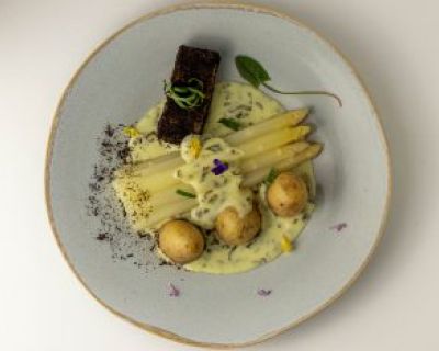 Spargelasche-Sellerie aus dem Ofen an weißem Spargel und Sauerampfer-Hollandaise