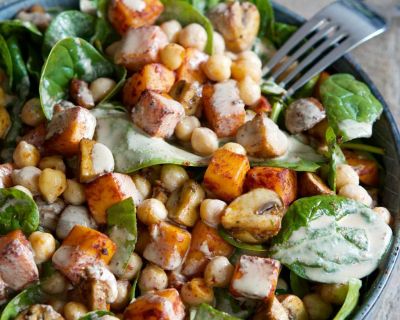 Warmer Spinatsalat mit gebackenem Kürbis, Balsamico-Pilzen, Kichererbsen und Tahindressing