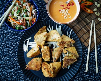 Indonesischer mit Gemüse gefüllter Tofu mit Sataysauce - vegan, glutenfrei, lowcarb