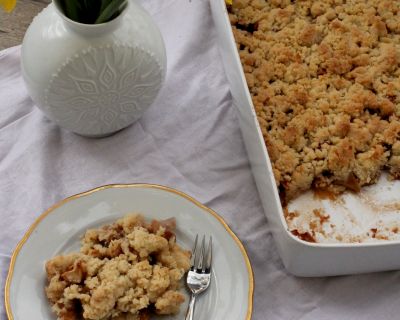 Apfel-Birnen-Crumble mit Walnüssen