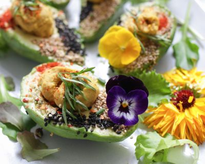 Gefüllte, bunte Avocados